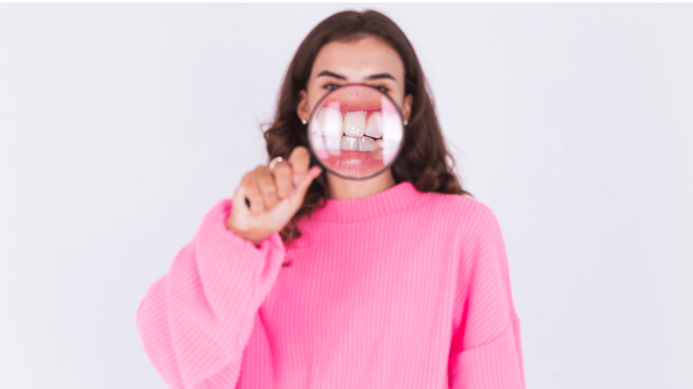 mujer observando dentadura