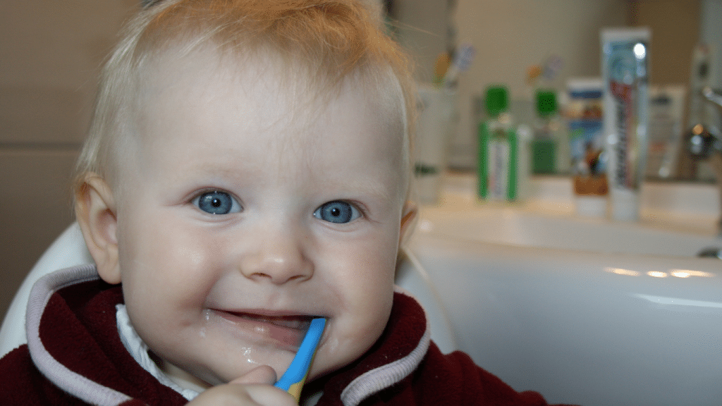 bebe cepillando los dientes