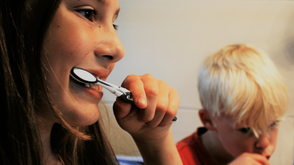 niños cepillando sus dientes