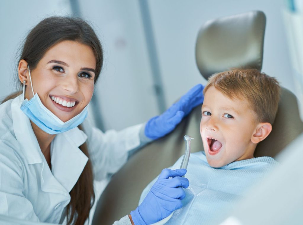 Imagen de niño con su odontologo