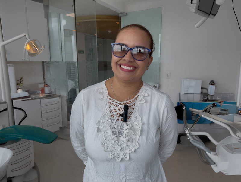 Paciente en clínica dental Arteoral tras tratamiento de rehabilitación oral en Bogotá